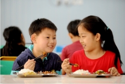 中小学幼儿园如何“吃得安全”：不得制作四季豆等高风险食品