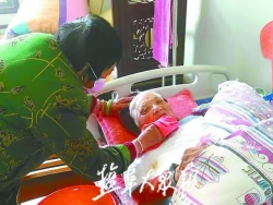 患病儿媳放心不下瘫痪在床的九旬婆婆 提前出院照料老人感动乡邻