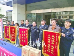 亭湖警方发赃大会现场 14位市民领回被盗电瓶车
