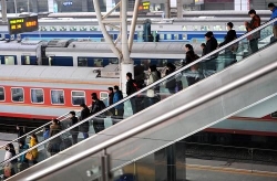 5月1日起，南京机场、火车站落客平台禁止上客，南京交警教你机场、火车站正确的上客方式