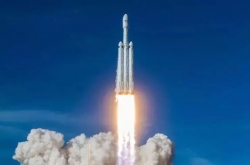 刚刚，“猎鹰重型”火箭商业首飞发射成功！实现三箭回收