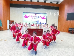 串场河小学开展“爱心献给你”义卖活动 320份学习用品送给新疆小朋友