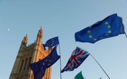 英国政府宣布推迟对修改版脱欧协议的投票