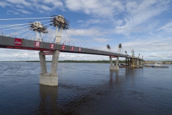 中俄合建首座跨界江公路大桥合龙：可抵御零下60摄氏度严寒