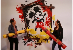 加州迪士尼园区举行庆祝米老鼠动漫形象诞生90周年展览