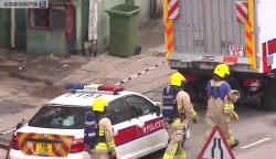 香港警方突击搜查发现大批疑似爆炸品，封锁现场进行引爆