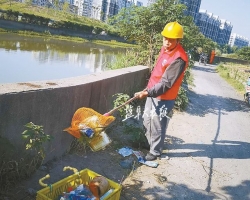 “中国好人”丁德勤“改行”，宣传垃圾分类，义务当起河面保洁员