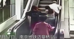 82岁老人乘扶梯站立不稳向后倒去 两女孩奋力托住