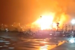 广东英德一化工厂成品仓库发生火灾，目前无人员伤亡