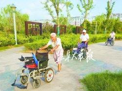 【暖新闻】老人推着轮椅开展“步行赛
