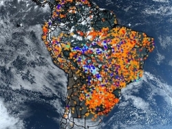 亚马逊雨林的冲天烈焰，从太空都能看得到
