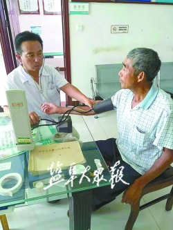 【暖新闻】村医朱德荣身残志坚，多年来出诊及时—— 从医35载守护乡邻健康