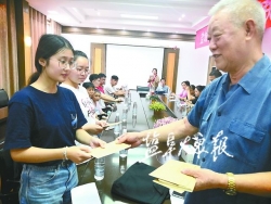 【暖新闻】江苏盐城：市农科院退休老人热心助学献爱心 15年捐助困境学子165人