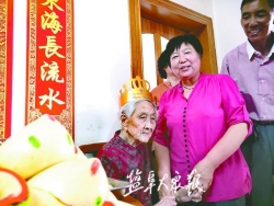 刘老太太喜过百岁生日 众儿女悉心照料，一天三顿吃得香