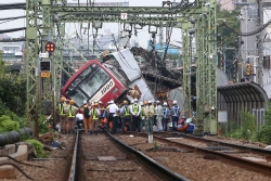 日本神奈川县发生电车与卡车相撞事故1死34伤