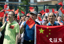 香港市民乘游船欢庆国庆，歌声响彻维多利亚港湾