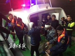 【暖新闻】两渔民海上作业头部受伤  海巡艇夜航出海成功救助