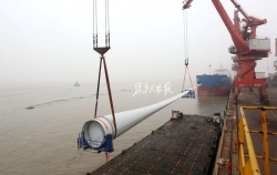 大丰港打破国内港口吊装最长风电叶片的记录 