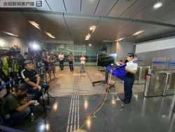 香港警方记者会：有便衣被暴徒围殴 警员曾开一枪