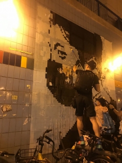 凌晨集合！数百市民清理香港最大“连脓墙”