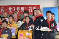 “中国好人”走进乡村小学  为留守儿童“书”送精神食粮