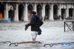 威尼斯85%面积遭巨浪侵袭 “水城”为什么会怕水？