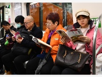 天津：地铁里的“图书漂流”