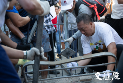 向暴力说不！香港市民自发前往港大清理路障