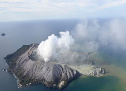 新西兰火山喷发两中国公民烧伤较重 一人清醒一人仍昏迷