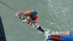 南通籍渔民海上遇险，东海救助局出动直升机成功救援