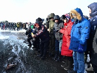内蒙古雪原上的冬捕