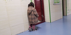 4岁女孩教室外“罚站”，背后的故事引网友怒赞