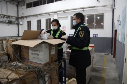 盐城海关快速验放7.89吨日本货运包机疫情防控捐赠物资