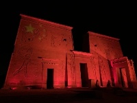 埃及古迹点亮五星红旗