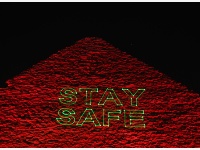 埃及点亮金字塔为抗疫加油