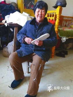 七旬婆婆每年做700多双布鞋补贴家用 良好家风培育出两名大学生