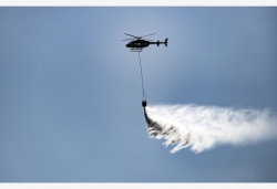 陕西神木：消防直升机投入山林灭火