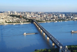8日零时起，武汉长江大桥、江汉桥恢复单双号通行