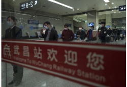 武汉开出“解封”后经停的首趟旅客列车