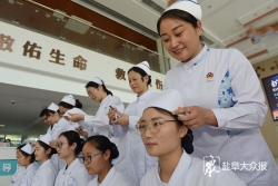 国际护士节前一场特别的仪式：驰援武汉护士为师弟师妹授帽