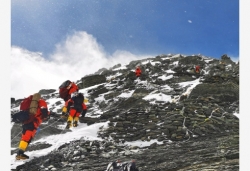 珠峰测量登山队冲锋修路组6名队员已登顶