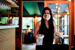 比利时餐厅“笑脸口罩”提供微笑服务