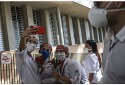 巴西圣保罗：鲜花致敬医务工作者