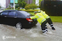 大雨致道路积水，轿车被困水中无法行驶两名辅警变身“推车员”感动路人