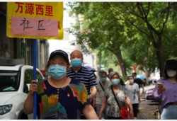 北京：抗疫一线党旗红