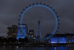 伦敦亮灯祝贺英国国民保健制度建立72周年