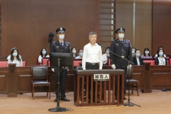 海口市委原书记张琦受贿案一审开庭，被控收受财物1.07亿余元