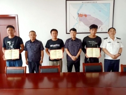 江苏3名青年助搁浅海豚“回家”，获颁荣誉证书和奖金