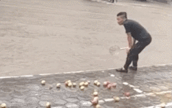 暴雨中男子用漏勺帮捞苹果火了，网友发现一个亮点