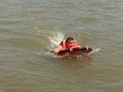 盐城产“海豚1号”水面救生机器人首次在全国海洋渔业领域配备